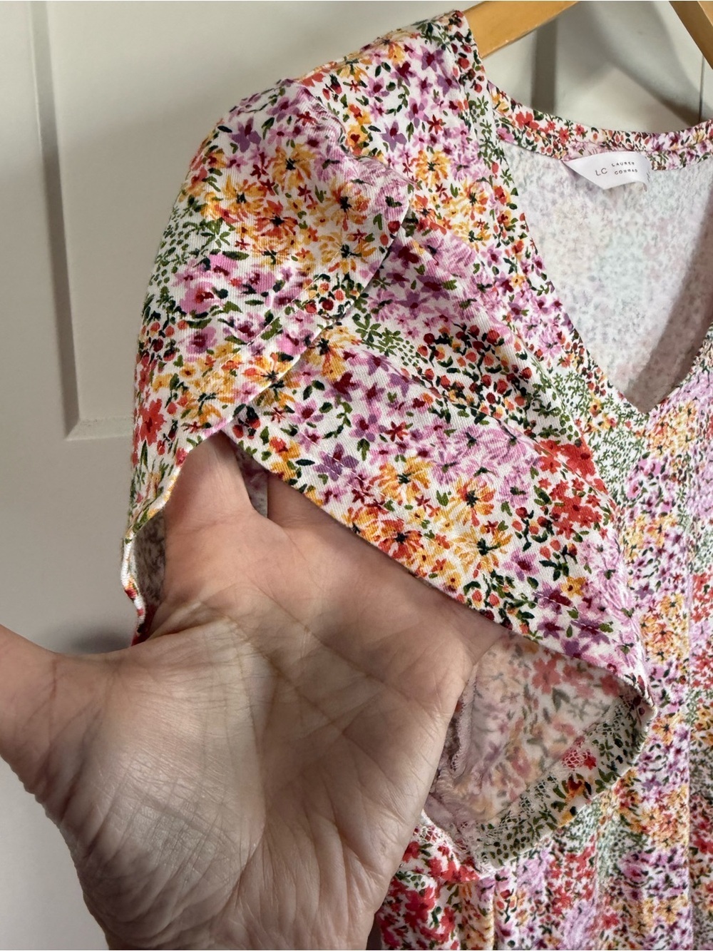 LC Lauren Conrad Floral V-Neck Blouse with Flutter Sleeves - Size Large - Picture 4 of 6
